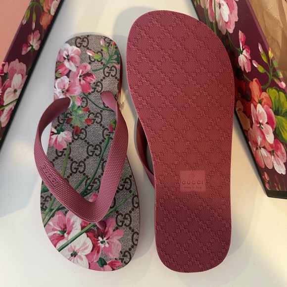 Authentic Gucci bloom rubber flip flops - Picture 1 of 4